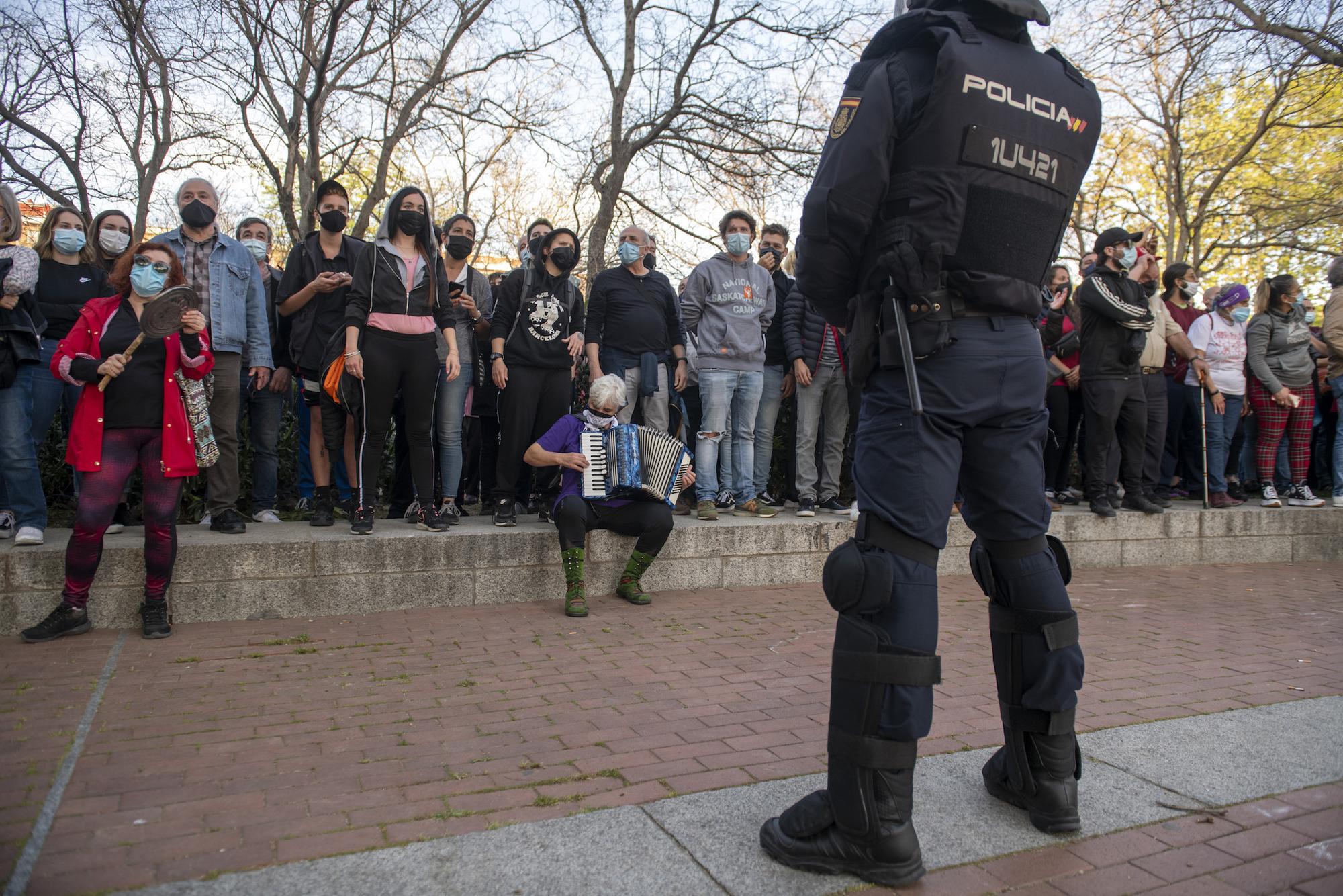 Mitín de Vox en Vallecas y carga policial - 12